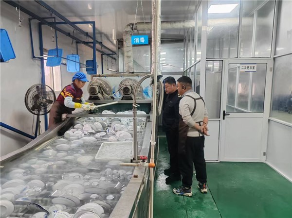 市疾控中心（市衛(wèi)生監(jiān)督所）嚴(yán)控餐飲具消毒質(zhì)量，保障市民春節(jié)安康